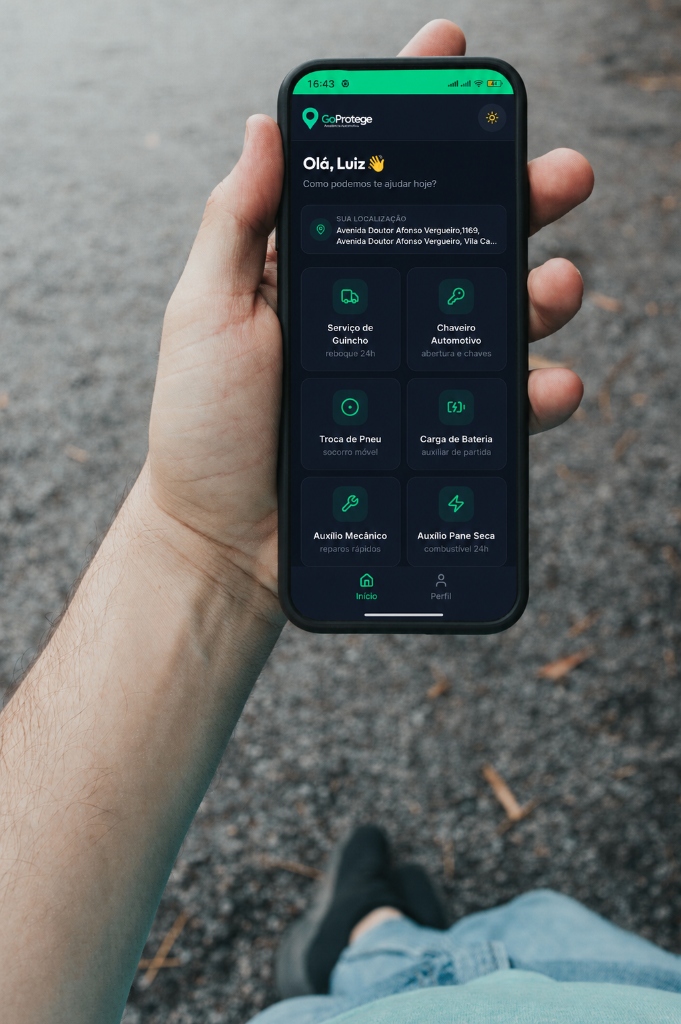 Smartphone com aplicativo GoProtege de assistência 24h